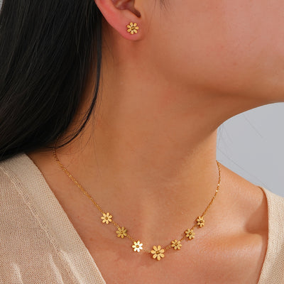 A Stylish 3pcs Jewelry Set Featuring a Delicate Daisy Design, Including a Necklace And Earrings, Perfect for Vacations, Parties, Everyday Wear, And Graduation Gifts.