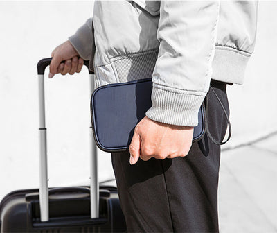 محفظة جواز سفر منزلية مع فتحات لبطاقة SIM وإبر منبثقة، محفظة جواز سفر سفر مانعة لتقنية تحديد الهوية بموجات الراديو، منظم مستندات مع حزام معصم، تحمل ما يصل إلى 6 جوازات سفر، 9 بطاقات ائتمان، قماش أكسفورد خفيف الوزن، سحاب قابل للتعديل