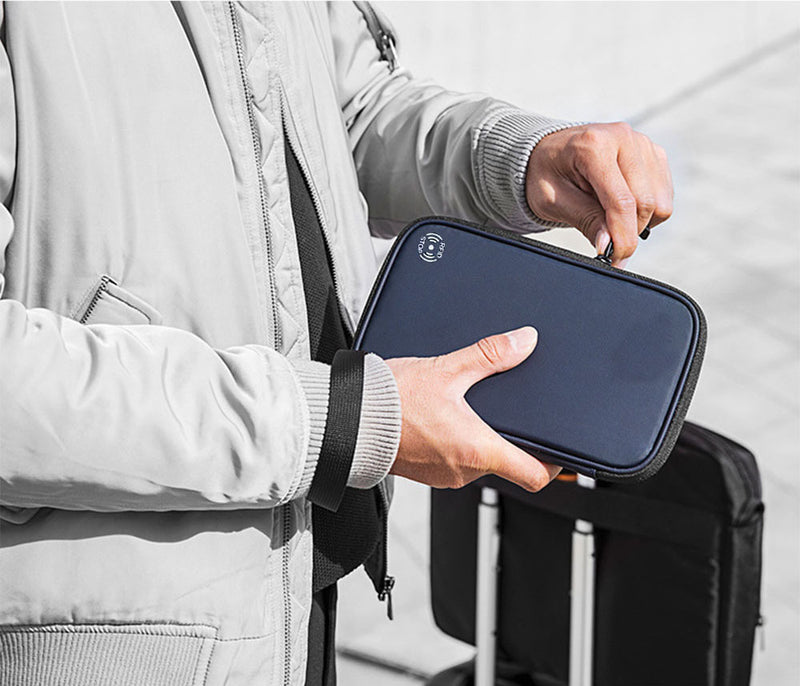 محفظة جواز سفر منزلية مع فتحات لبطاقة SIM وإبر منبثقة، محفظة جواز سفر سفر مانعة لتقنية تحديد الهوية بموجات الراديو، منظم مستندات مع حزام معصم، تحمل ما يصل إلى 6 جوازات سفر، 9 بطاقات ائتمان، قماش أكسفورد خفيف الوزن، سحاب قابل للتعديل