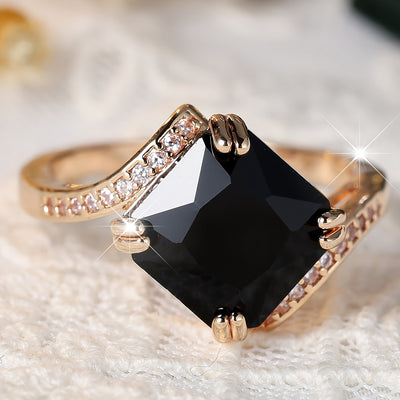 Luxury and Fashionable Black Synthetic Zirconia Ring for Women with Personality, Suitable for Banquets and Wedding Season
