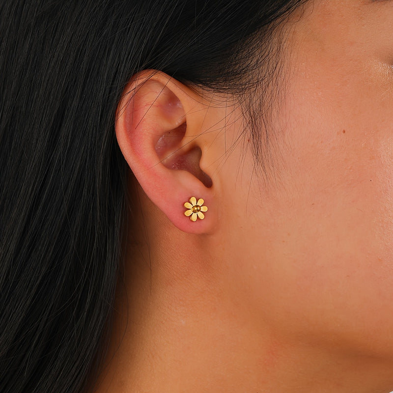 A Stylish 3pcs Jewelry Set Featuring a Delicate Daisy Design, Including a Necklace And Earrings, Perfect for Vacations, Parties, Everyday Wear, And Graduation Gifts.