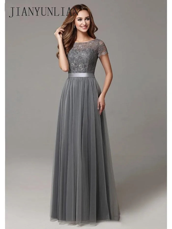 فساتين وصيفات العروس طويلة ومحتشمة باللون الرمادي بأكمام قصيرة من الدانتيل والتول وفتحة رقبة شفافة وفستان رسمي لحفلات الزفاف