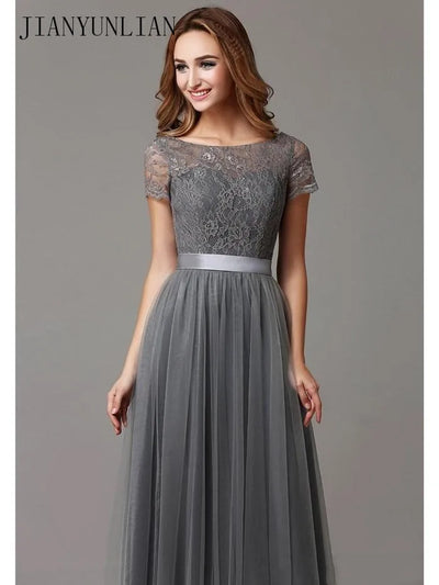 فساتين وصيفات العروس طويلة ومحتشمة باللون الرمادي بأكمام قصيرة من الدانتيل والتول وفتحة رقبة شفافة وفستان رسمي لحفلات الزفاف