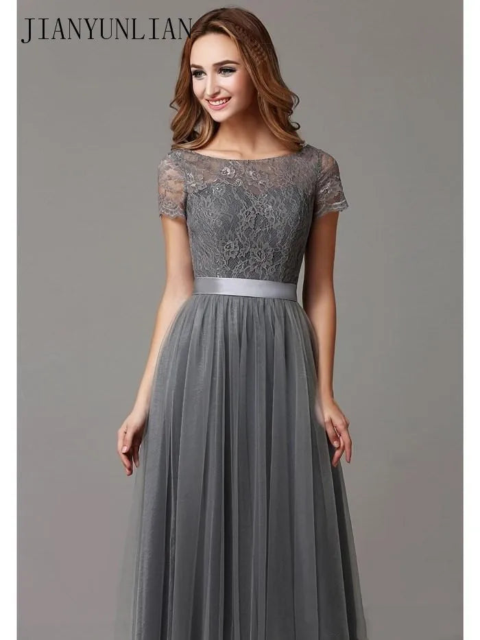 فساتين وصيفات العروس طويلة ومحتشمة باللون الرمادي بأكمام قصيرة من الدانتيل والتول وفتحة رقبة شفافة وفستان رسمي لحفلات الزفاف