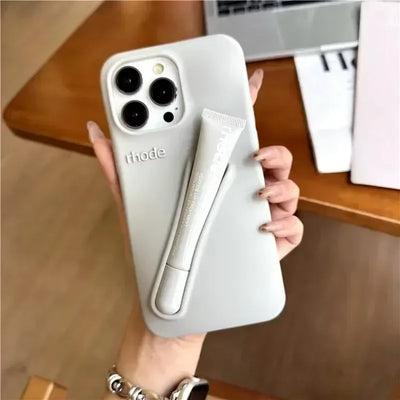 جراب سيليكون بحامل أحمر شفاه 9 ألوان لهاتف iPhone 16E 16 15 14 13 12 11 Pro Max Plus غطاء حامل محمول لملمع الشفاه Funda