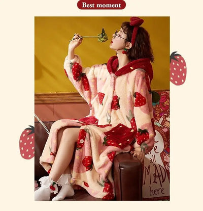 بيجامات شتوية للنساء، رداء طويل بغطاء للرأس برسومات كرتونية على شكل فراولة، ملابس منزلية لطيفة، ملابس نوم كاواي فلانل، رداء حمام دافئ ومريح