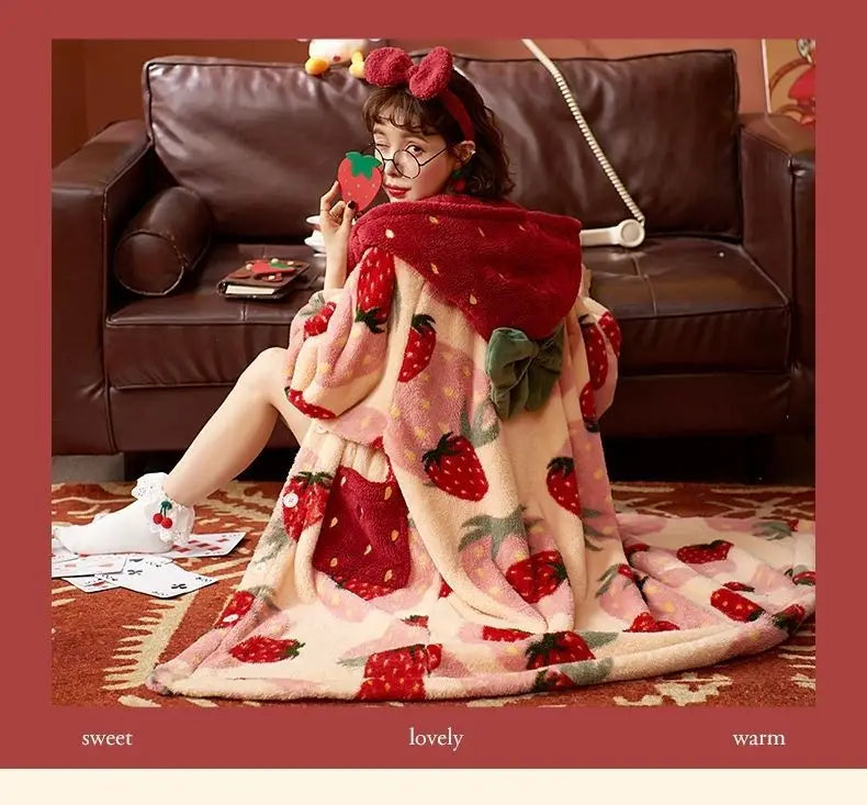بيجامات شتوية للنساء، رداء طويل بغطاء للرأس برسومات كرتونية على شكل فراولة، ملابس منزلية لطيفة، ملابس نوم كاواي فلانل، رداء حمام دافئ ومريح