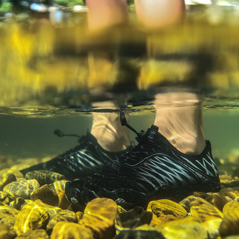 حذاء رياضي Oiaano واسع الأصابع للرجال حافي القدمين باللون الأسود للنساء حذاء رياضي للجنسين حذاء مائي للرجال مناسب للشاطئ بنعل ناعم وخفيف الوزن يسمح بمرور الهواء