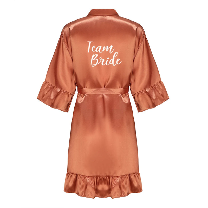 رداء زفاف العروس ووصيفة العروس للنساء هدايا حفلات الزفاف فستان الفريق ثوب حرير ساتان ملابس نوم كيمونو مع كشكشة حرف أبيض