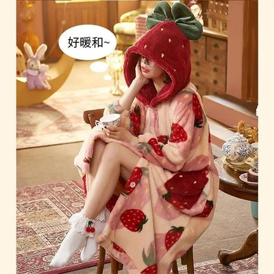 بيجامات شتوية للنساء، رداء طويل بغطاء للرأس برسومات كرتونية على شكل فراولة، ملابس منزلية لطيفة، ملابس نوم كاواي فلانل، رداء حمام دافئ ومريح