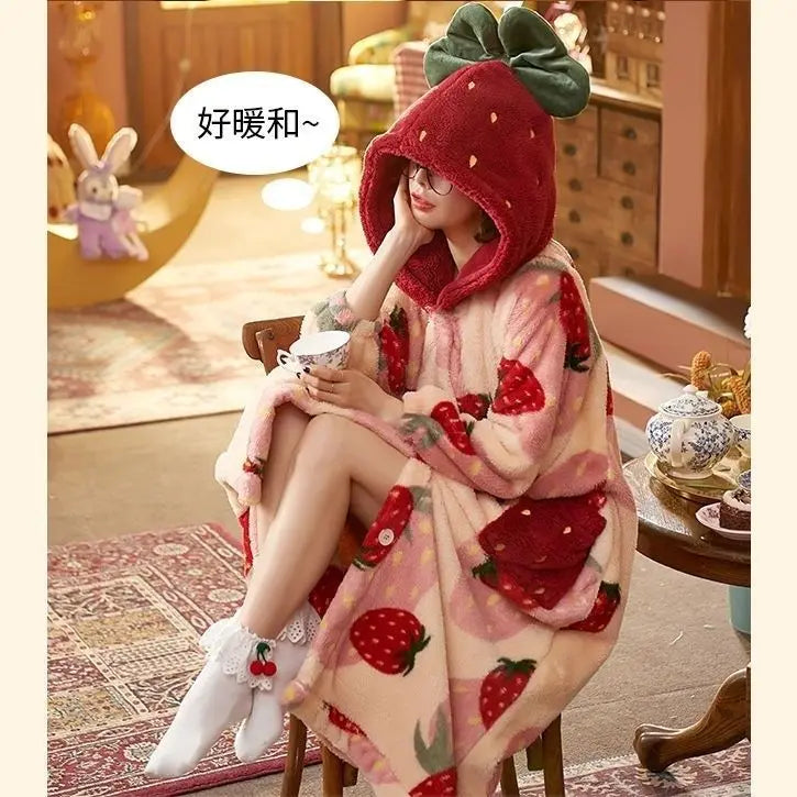 بيجامات شتوية للنساء، رداء طويل بغطاء للرأس برسومات كرتونية على شكل فراولة، ملابس منزلية لطيفة، ملابس نوم كاواي فلانل، رداء حمام دافئ ومريح