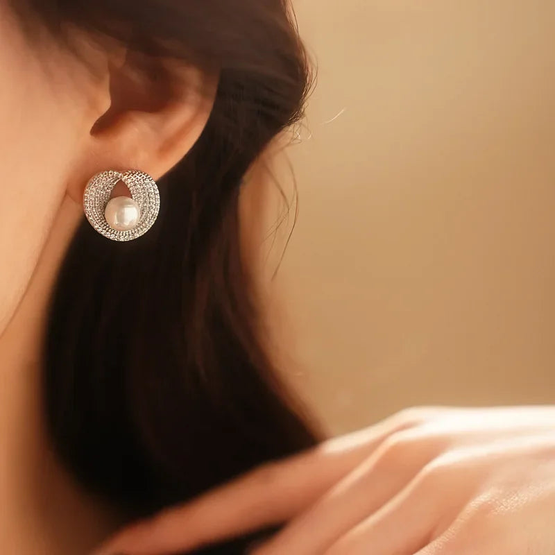 أقراط أذن دائرية مجوفة من الزركون للنساء، أقراط أذن فريدة غير منتظمة من اللؤلؤ الصناعي، مناسبة لحفلات الزفاف M1