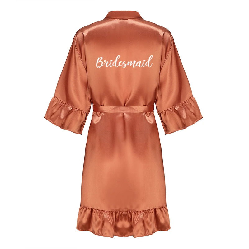 رداء زفاف العروس ووصيفة العروس للنساء هدايا حفلات الزفاف فستان الفريق ثوب حرير ساتان ملابس نوم كيمونو مع كشكشة حرف أبيض