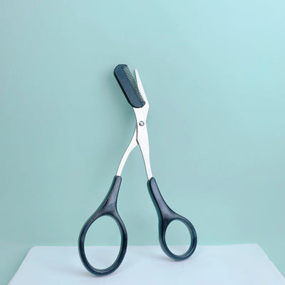 مقص تشذيب الحواجب باللون الوردي مع مشط مدمج - من الفولاذ المقاوم للصدأ، أداة تشذيب دقيقة، مما يخلق حواجب مثالية