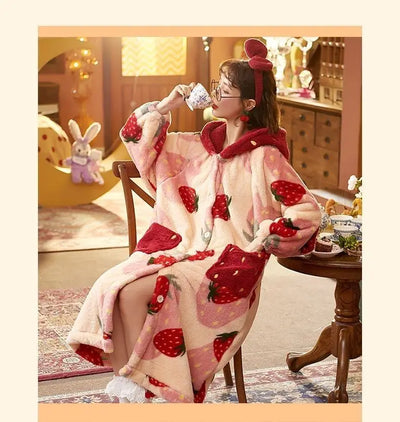 بيجامات شتوية للنساء، رداء طويل بغطاء للرأس برسومات كرتونية على شكل فراولة، ملابس منزلية لطيفة، ملابس نوم كاواي فلانل، رداء حمام دافئ ومريح