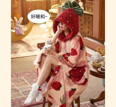بيجامات شتوية للنساء، رداء طويل بغطاء للرأس برسومات كرتونية على شكل فراولة، ملابس منزلية لطيفة، ملابس نوم كاواي فلانل، رداء حمام دافئ ومريح