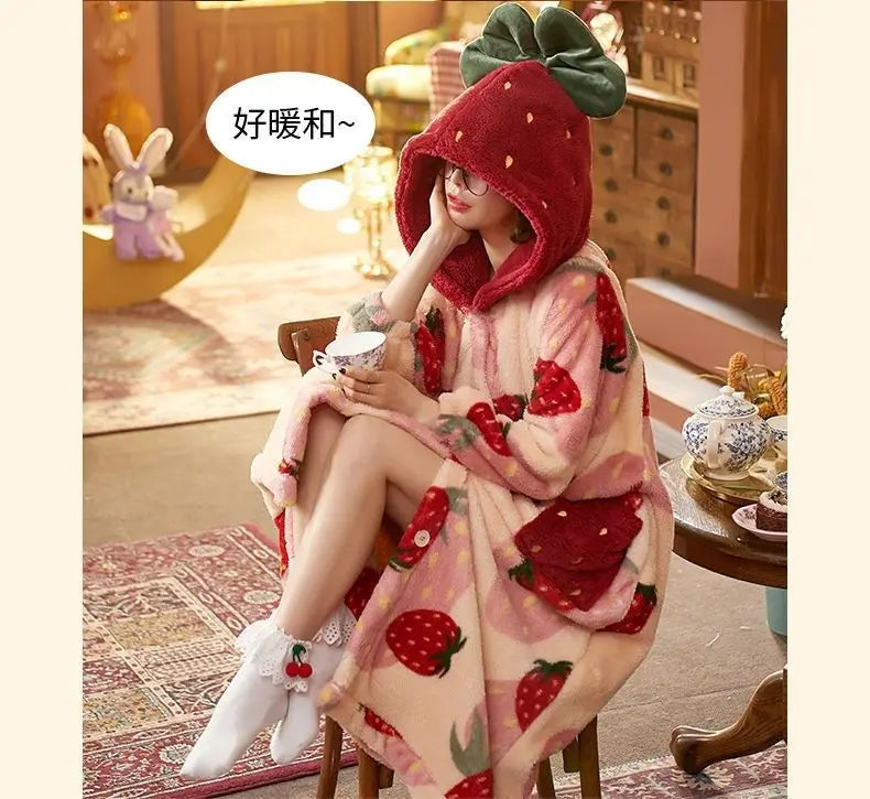 بيجامات شتوية للنساء، رداء طويل بغطاء للرأس برسومات كرتونية على شكل فراولة، ملابس منزلية لطيفة، ملابس نوم كاواي فلانل، رداء حمام دافئ ومريح