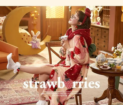 بيجامات شتوية للنساء، رداء طويل بغطاء للرأس برسومات كرتونية على شكل فراولة، ملابس منزلية لطيفة، ملابس نوم كاواي فلانل، رداء حمام دافئ ومريح