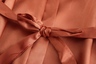 رداء زفاف العروس ووصيفة العروس للنساء هدايا حفلات الزفاف فستان الفريق ثوب حرير ساتان ملابس نوم كيمونو مع كشكشة حرف أبيض