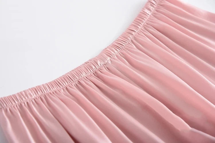 بيردسكي، قطعة واحدة من بنطلونات كابري واسعة الساق، مصنوعة من حرير التوت الطبيعي ١٠٠٪، مقاس إضافي، وخصر مرتفع. مقاس S-39