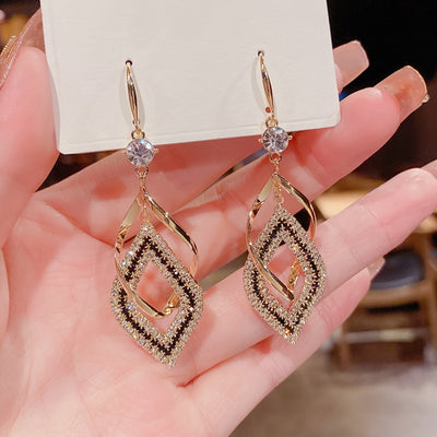 A Pair of Stylish And Exquisite Double-Layer Hollow Diamond-Shaped Sparkling Synthetic Zirconia Drop Earrings, Featuring a Sexy And Elegant Style, Made of Alloy, Suitable for Women'S Daily Wear, Perfect As a Gift for Her.