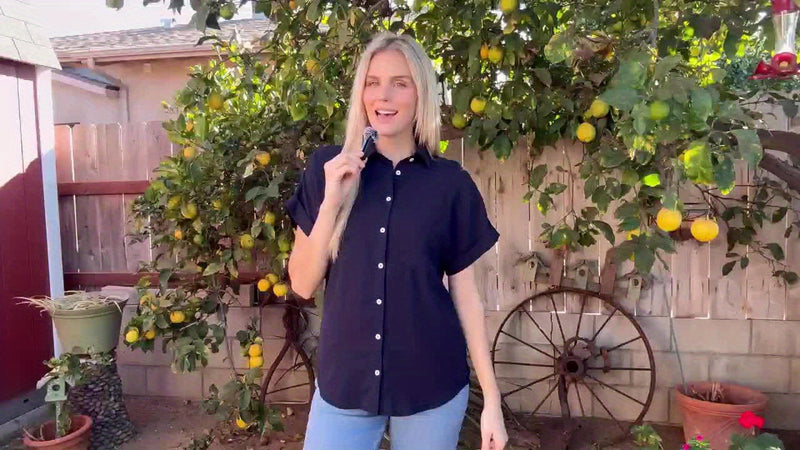 قميص نسائي بأكمام قصيرة وفتحة رقبة على شكل حرف V وأزرار وجيوب - رمادي فاتح، بلوزة صيفية كاجوال، مثالية للعطلات أو الملابس الكاجوال، ملابس العطلات | قميص بأزرار | نسيج لامع